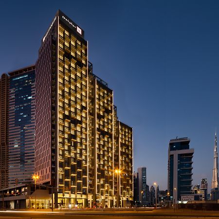 Aparthotel Millennium Atria Business Bay Dubai Exterior foto The hotel at night