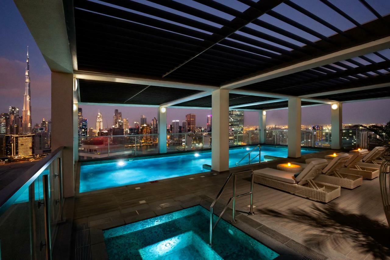 Aparthotel Millennium Atria Business Bay Dubai Exterior foto The swimming pool at the Address Downtown