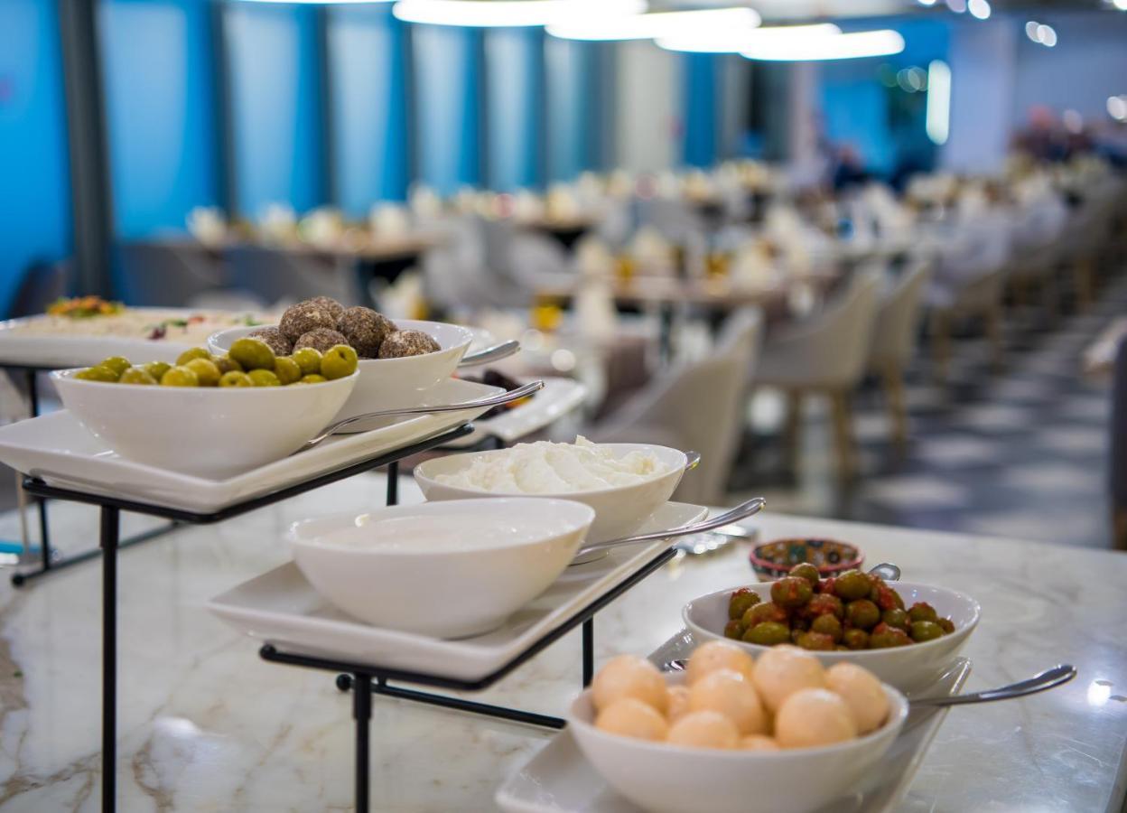 Aparthotel Millennium Atria Business Bay Dubai Exterior foto A buffet at a hotel