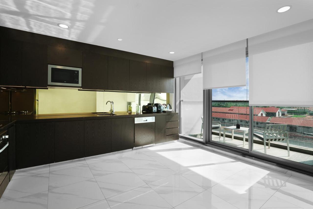 Aparthotel Millennium Atria Business Bay Dubai Exterior foto A kitchen with a large window